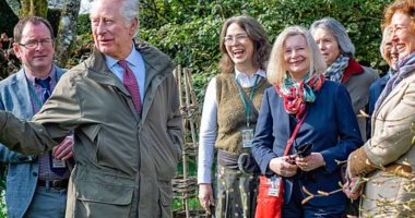 الأمير تشارلز يصحب عددا من المرشدين السياحيين فى جولة حول حدائق "هاى جروف"
