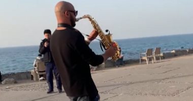 “محمد” ينشر البهجة فى شوارع الإسكندرية بالعزف على الساكسفون