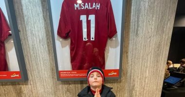 طفل يبكى بعد رؤية محمد صلاح لأول مرة من مدرجات ملعب ليفربول.. فيديو 