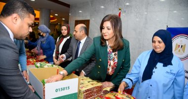 صور.. وزيرة الهجرة تشارك فى تعبئة كراتين حملة "إفطار صائم"