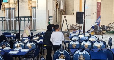 شاهد أطفال يشاركون فى تجهيز مائدة إفطار مسجد عمر بن عبدالعزيز بمدينة بنى سويف