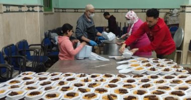 فيها حاجة حلوة".. متطوعين بالقليوبية يوزعون 400 وجبة علي المستحقين