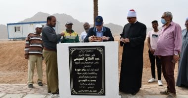 محافظ جنوب سيناء يضع حجر أساس مسجد الهجن وقرية التراث بمضمار شرم الشيخ