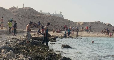 السباحة هى الحل.. الشباب يهربون من حر المنازل للشواطئ فى نهار رمضان بالغردقة