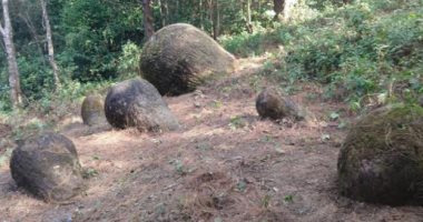 علماء الآثار يكتشفون جرار صخرية عملاقة فى شمال شرق الهند