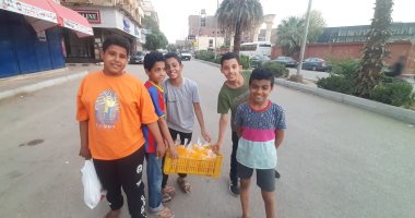 أطفال الإفطار على أهالى الأقصر يوزعون العصائر على الطريق بوسط المدينة