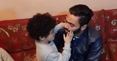 نجوم الخير.. حسين الشحات يلبي دعوة والدة الطفل "عمار" ويزوره