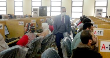 طلاب طب المنيا يؤدون الاختبارات الإلكترونية بامتحانات الميد تيرم