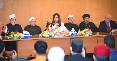 وزيرة الهجرة: الله يحمى مصر بأذان المساجد وأجراس الكنائس ودعوات البسطاء
