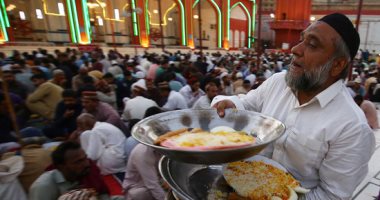 عصائر تقليدية وعادات غذائية.. رمضان فى باكستان ابتهالات واحتفالات وموائد شهية 