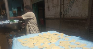 "أولاد عبدالعال" عمالقة الكنافة احترفوا حلويات رمضان فى صعيد مصر منذ 40 سنة.. لايف