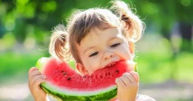 أطعمة ومشروبات الصيف لوقاية أطفالك من الجفاف وضربات الشمس