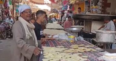 رشا تعجن واخواتها يطلعوا أحلى كنافة.. ملوك حلويات رمضان فى بنى سويف