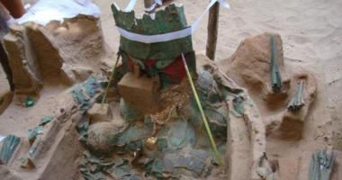 عمرها ألف عام.. العثور على أدوات جراحية مرعبة بمقبرة جراح في بيرو