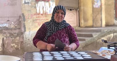 سيدة الكنافة بالدقهلية.. أم يوسف 25 سنة فى صنعة حلويات رمضان