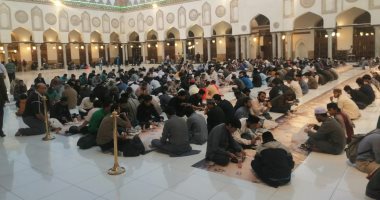 تنظيم إفطار جماعى لألف طالب وافد فى الجامع الأزهر.. صور