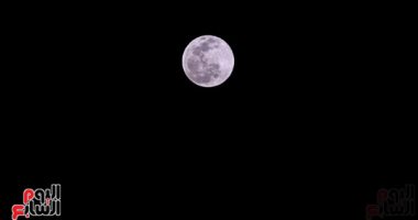 راقبوا السماء.. القمر يقترن بزحل الخميس.. والقمر العملاق الثالث والأخير بـ2022 الجمعة