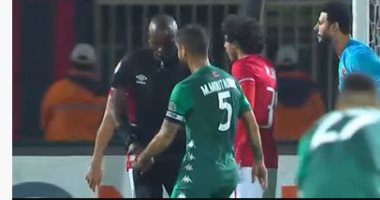 محاولة طريفة من لاعب الرجاء لمنع الحكم من منحه إنذار أمام الأهلى.. فيديو وصور