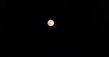 القمر الوردى يضيء سماء مصر فى ليلة منتصف رمضان (فيديو)