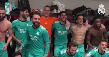 احتفالات جنونية للاعبي ريال مدريد في غرفة الملابس بعد حسم قمة الدوري الإسبانى