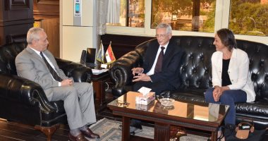 Le gouverneur de Louxor a reçu l’ambassadeur de France au Caire et a présenté ses condoléances aux victimes du bus d’Abou Simbel.. Photo