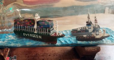 "السفينة فى الإزارة".. إيفرجرين ومراكب شراعية وسفن بحرية فن إبداعى داخل فوهة زجاجة