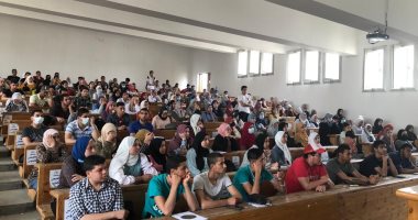 معاً نستطيع القضاء على الأمية.. ندوة بآداب حلوان بحضور 240 طالبا وطالبة