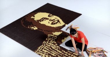 فنانة طعام ترسم لوحة للأمير ويليام ونجله باستخدام 16ألف قطعة شوكولاتة.. صور