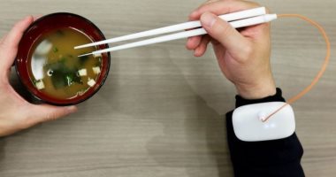 شركة يابانية تبتكر أعواد أكل ذكية تعزز نكهات الطعام وتتحكم به