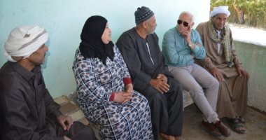 محافظ بورسعيد يزور أسرة أحد المزارعين بمنزلهم بسهل الطينة شرق بورسعيد