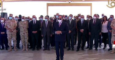 الرئيس السيسى يتابع شرحا لطريقة العمل فى مزرعة الفرافرة.. فيديو