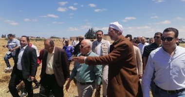 محافظ بورسعيد يشهد موسم حصاد القمح بأراضى الشرق.. لايف