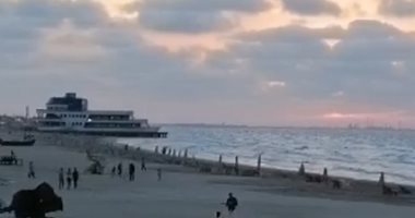 غروب وبهجة وهواء البحر.. أحلى فطار على شاطئ بورسعيد.. فيديو