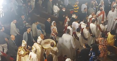 كنائس الإسكندرية تصلى قداس عيد القيامة.. فيديو