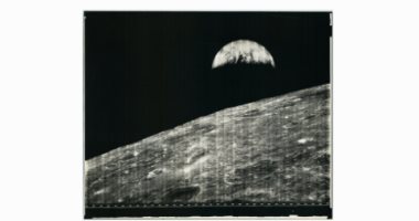 عرض صورة تاريخية للأرض من القمر للبيع بـ 200 ألف دولار.. اعرف التفاصيل