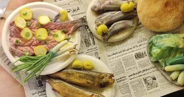 شم النسيم.. احتفال من نوع خاص.. "عزة" تصنع من الصلصال "فسيخ ورنجة"