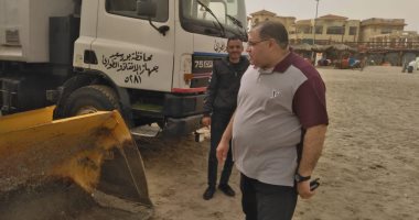 سكرتير عام بورسعيد يتابع أعمال النظافة وتواجد المنقذين على الشاطئ.. صور
