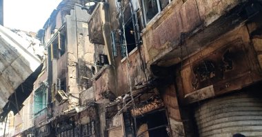 ندب الأدلة الجنائية لمعاينة آثار حريق محال سوق المنشية فى الإسكندرية 