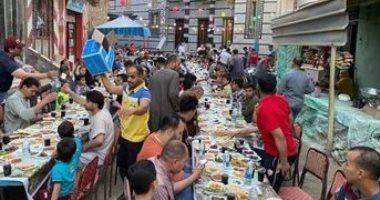 أطول مائدة إفطار من الفول والطعمية لأهالى قرية كفر المحمودية بالدقهلية