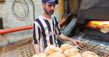 شهر الخير.. صاحب مخبز بالغربية يوزع الخبز مجانا فى رمضان صدقة على روح والده