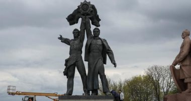 أوكرانيا تهدم تمثال الصداقة الروسية