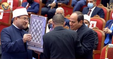 وزير الأوقاف يهدى الرئيس السيسي نسخة كريمة من كتاب الله 