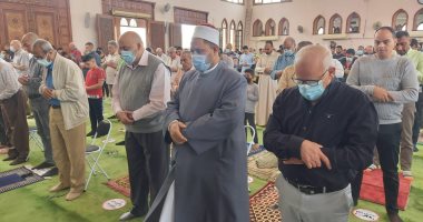محافظ بورسعيد يؤدى صلاة الجمعة الأخيرة من رمضان بمسجد الشاطئ بحى العرب