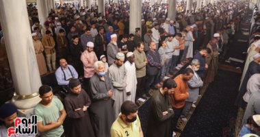 الآلاف يؤدون صلاة التراويح ليلة 29 رمضان بمسجد الحسين