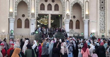 الآلاف يتوافدون على المساجد فى أسوان لأداء صلاة العيد.. صور ولايف