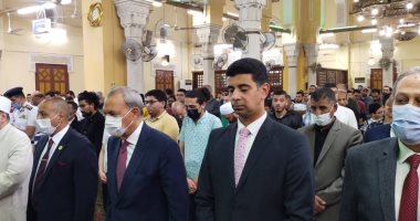 محافظ القليوبية ومدير الأمن يؤديان صلاة عيد الفطر بمسجد ناصر ببنها.. لايف