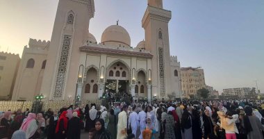 المصريون يؤدون صلاة عيد الفطر بالقاهرة والمحافظات
