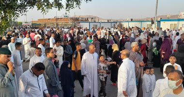 محافظ أسوان والقيادات يؤدون صلاة عيد الفطر بمسجد بدر بالطابية