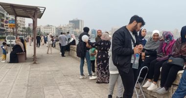 العيد على كورنيش الإسكندرية حاجة تانية.. الناس كلها فى الشوارع والبلالين مالية المكان