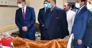 محافظ الفيوم يزور المرضى بمستشفى التأمين الصحي لتهنئتهم بالعيد.. صور